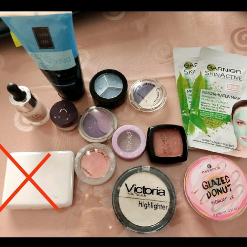 Makeup items used, pack with eyeshadows, highlighters and blush