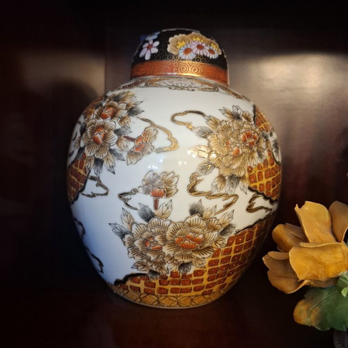 Satsuma vases hand painted, like new, set of five decorative pieces