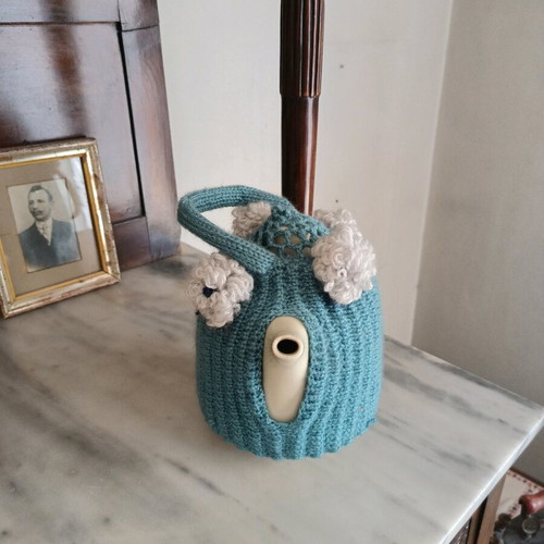 Scherzer Bavaria Germany teapot like new, fine porcelain with handmade wool cover