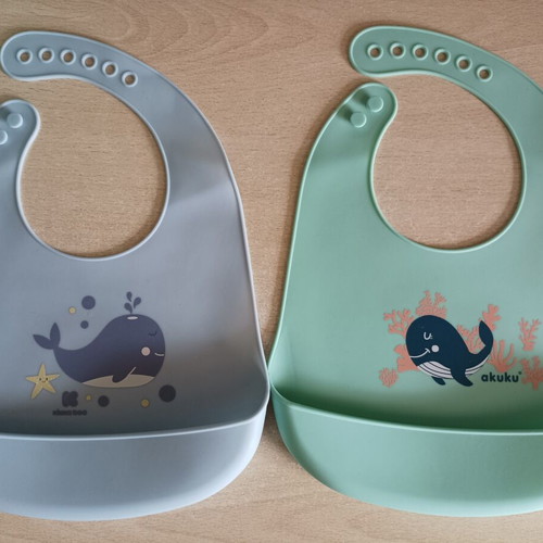 Silicone bibs set of 2 like new, Kikkaboo and Akuku