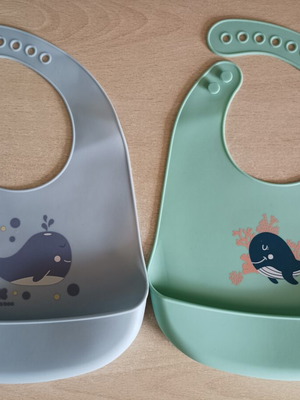 Silicone bibs set of 2 like new, Kikkaboo and Akuku