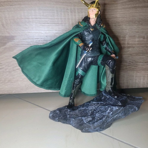 Marvel Thor: Ragnarok Loki gallery collectible PVC figure statue like new with minor horn damage