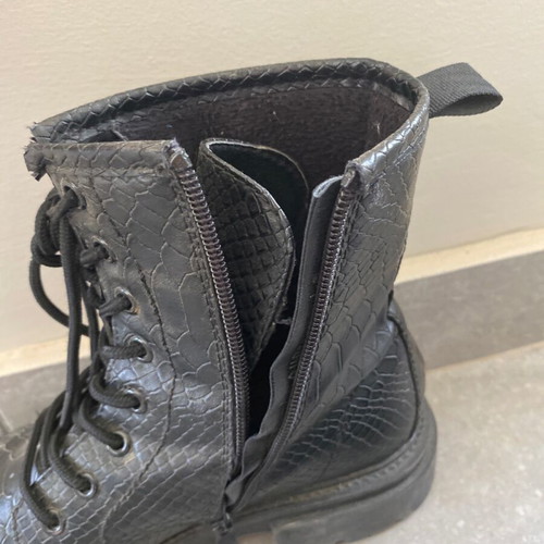 Black boots like new