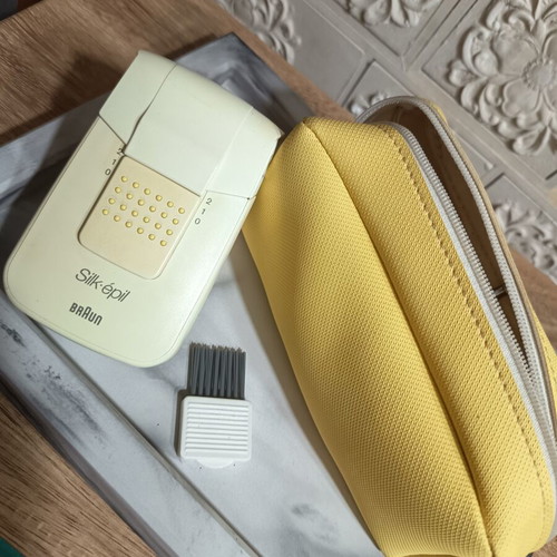 Braun Silk-épil Comfort epilator with yellow carrying case