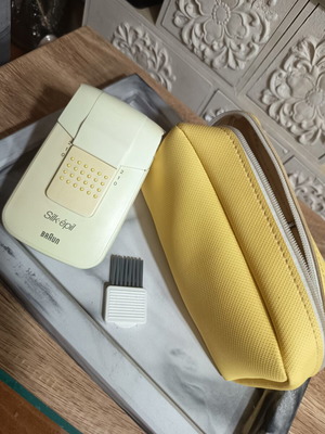 Braun Silk-épil Comfort epilator with yellow carrying case