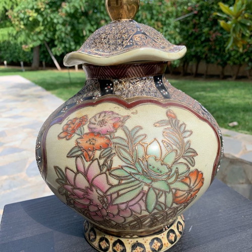 Japanese Satsuma vase like new, 23cm height with lid, embossed