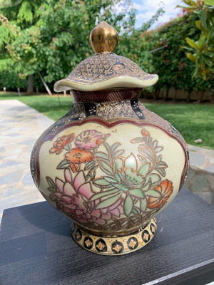 Japanese Satsuma vase like new, 23cm height with lid, embossed