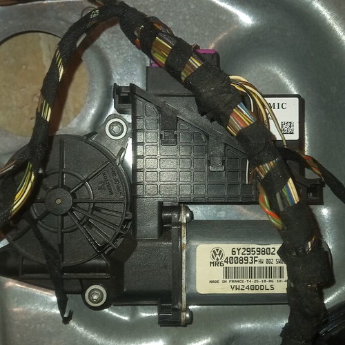 Volkswagen Polo 9N3 driver side window regulator