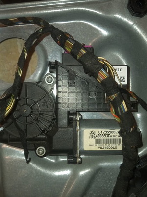 Volkswagen Polo 9N3 driver side window regulator