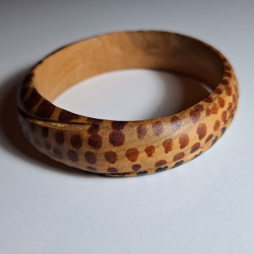 Women's wooden bracelet used with striped and leopard patterns