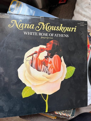 Nana Mouskouri vinyl like new, sings in German, entechno genre