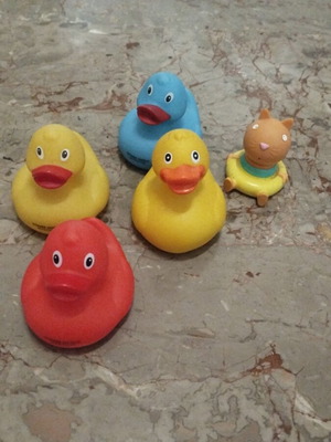 Peppa Pig bath toys used, 4 ducks and 1 cat figure