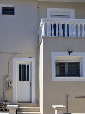 Κουφώματα αλουμινίου με 3 κύριες εισόδους, 8 παράθυρα και 2 μπαλκονόπορτες