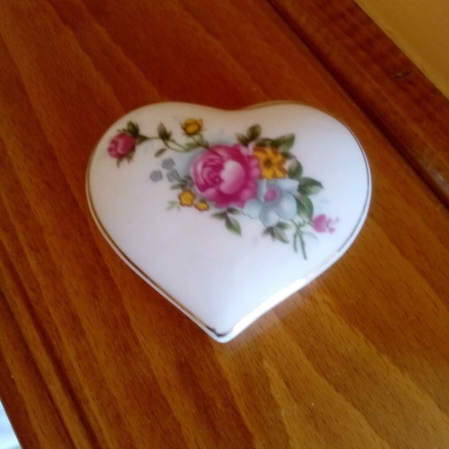 Porcelain decorative heart-shaped box like new