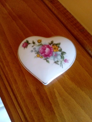 Porcelain decorative heart-shaped box like new