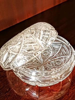 Crystal fondue bowl used with lid and carving
