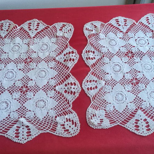 Two identical vintage handmade crochet doilies like new, 45×45 cm