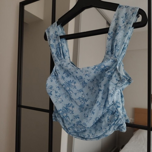 Crop top floral elastic, like new, fits small medium