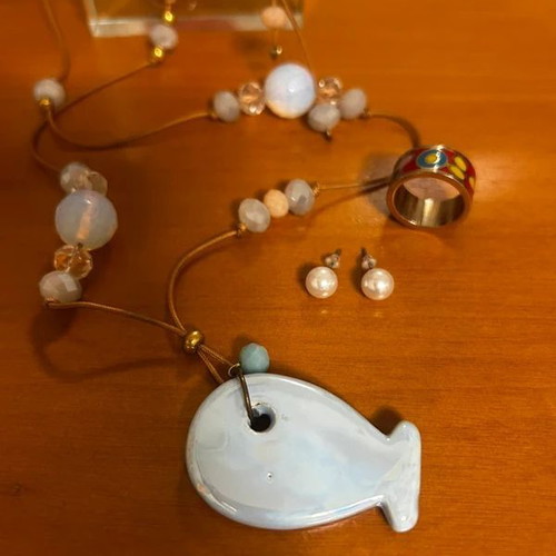 Long necklace with ceramic fish motif, pearl earrings and ring, new