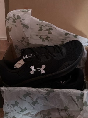 Under Armour Charged Pursuit ανδρικά αθλητικά παπούτσια σε μαύρο, μέγεθος 40