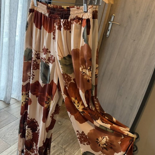 Floral satin pants with pockets like new, sizes S/M, beige and brown