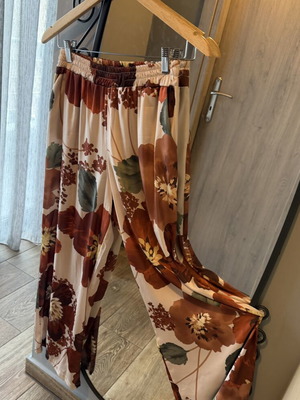 Floral satin pants with pockets like new, sizes S/M, beige and brown