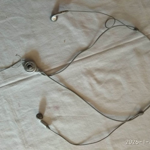 Necklace-style wired headphones like new, ideal for mp3 player