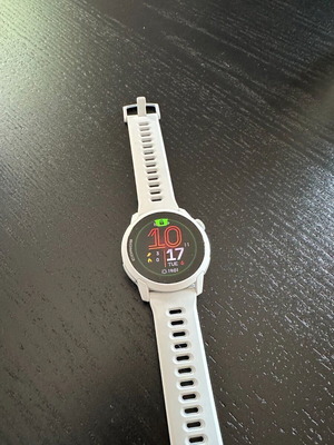 COROS Pace 4 43mm αδιάβροχο smartwatch με παλμογράφο και λευκό λουράκι σιλικόνης