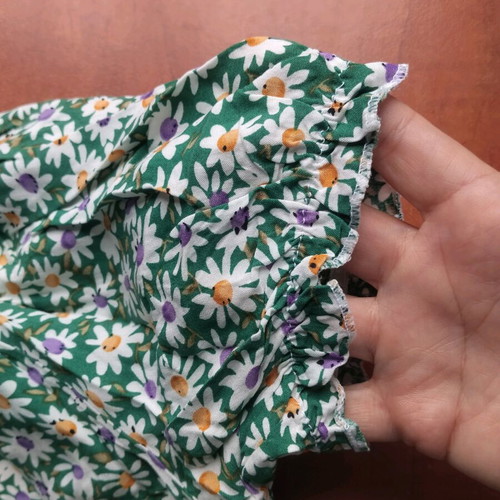 Blouse with daisies used, size M, multicolored