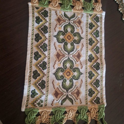 Handmade embroidered table linen like new with 3 napkins