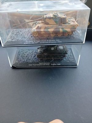 Collectible 1:72 scale tank models used with protective cases