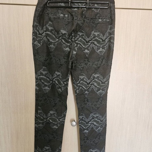 MY T Crop Pants elastic with snake pattern like new, size M