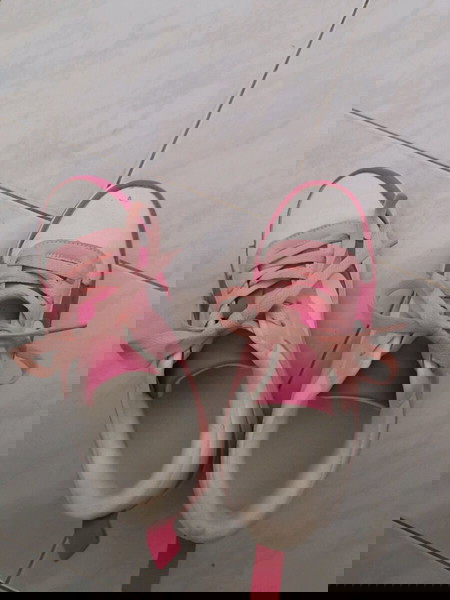 Girls shoes with wheels