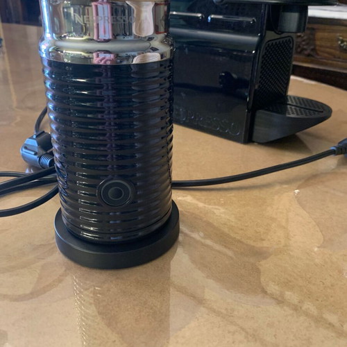 Nespresso Delonghi кафе машина с Aeroccino черен като нов
