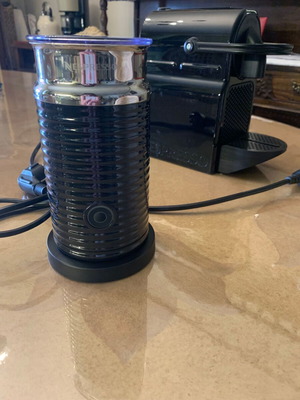 Nespresso Delonghi кафе машина с Aeroccino черен като нов