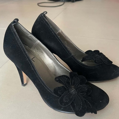 Suede vintage pumps with flowers like new, black, size 38