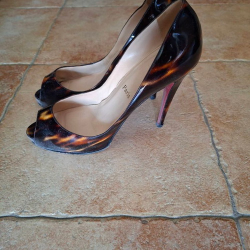 Christian Louboutin peep toe γόβες σαν καινούργιες, με αποχρώσεις ταρταρούγα