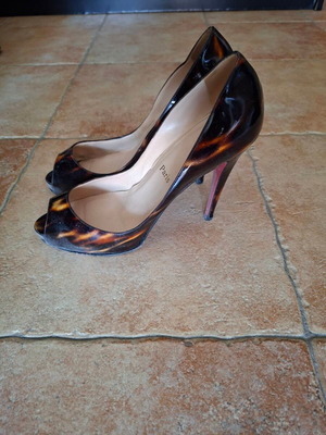 Christian Louboutin peep toe γόβες σαν καινούργιες, με αποχρώσεις ταρταρούγα