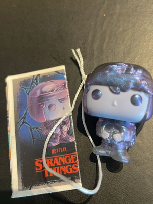 Stranger Things Kinder Joy VC262 figure with tag and string