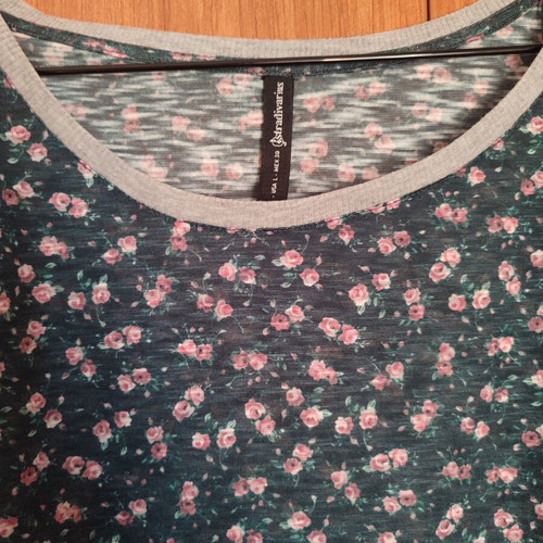 Floral crop top Stradivarius size Large like new, dark green with pink roses