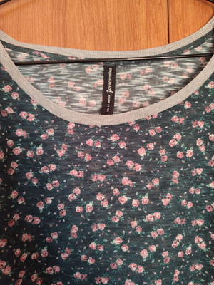 Floral crop top Stradivarius size Large like new, dark green with pink roses