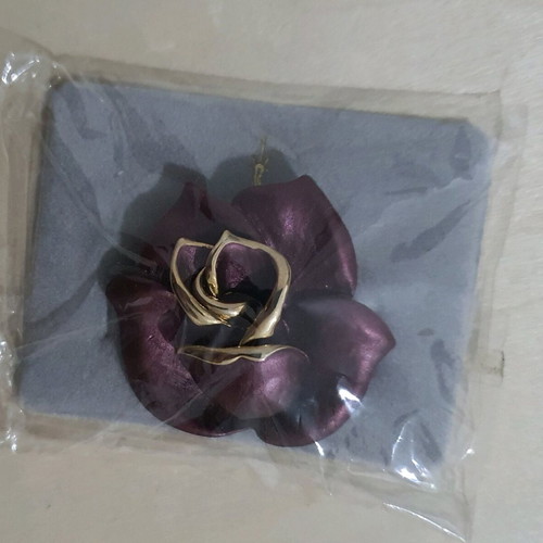 Flower brooch new with golden details