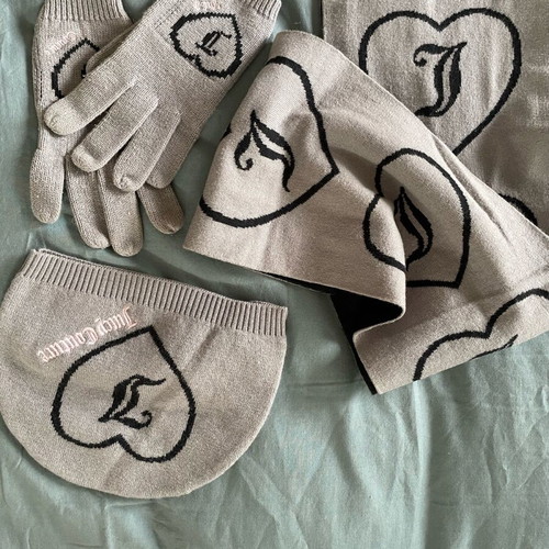 Juicy Couture set with scarf, gloves and hat like new