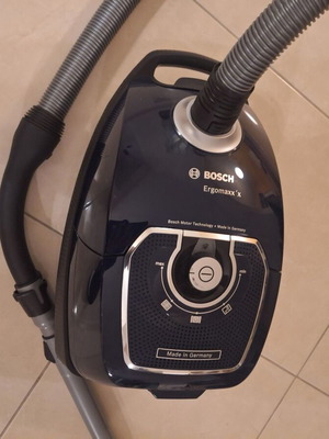 Bosch Ergomaxx 650 watt like new with minimal use and bags included