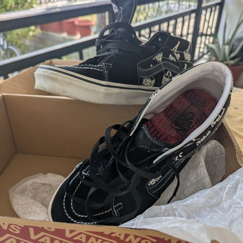 Vans Sk8-Mid Skull Cherry sneakers size 43, black and white