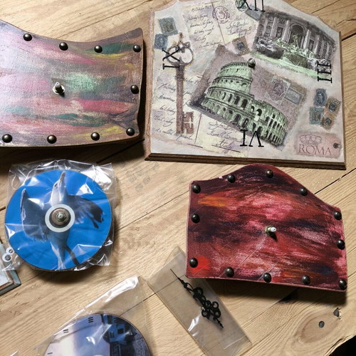 Wall clocks new, 4 wooden and 3 on CD with mechanisms