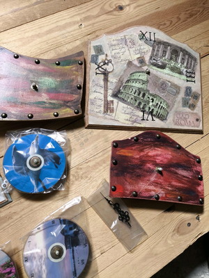 Wall clocks new, 4 wooden and 3 on CD with mechanisms