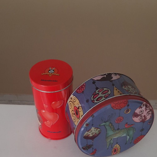 Looney Tunes Abanderado collectible metal box like new with bonus second box