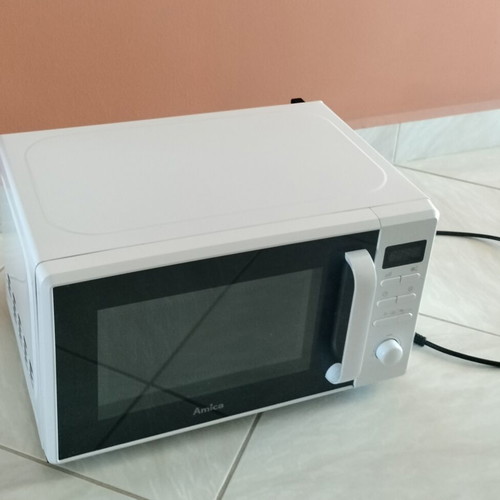 Amica microwave oven like new, white with timer and clock