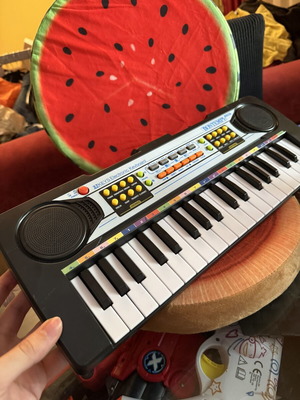 Children's electronic keyboard 37 keys like new